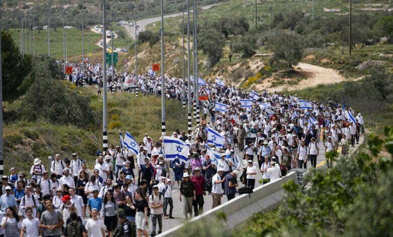 أعضاء مجلس الوزراء الإسرائيلي ينضمون إلى آلاف الأشخاص الذين ساروا نحو الضفة الغربية في إشارة إلى أن الحكومة اليمينية تأمل في تسريع الاستيطان.