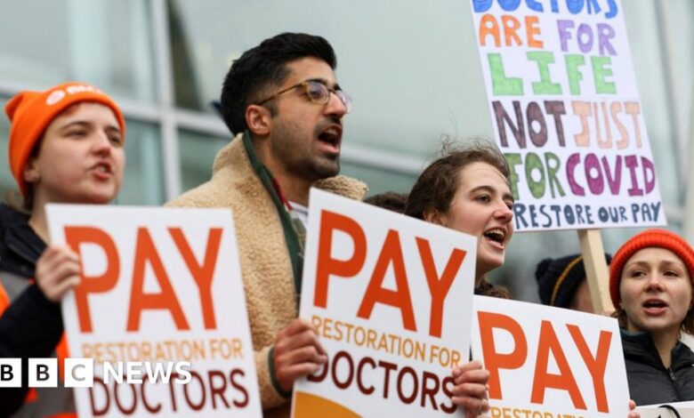 إضراب الأطباء الصغار: مطالب أجر النقابة غير واقعية ، كما يقول ستيف باركلي