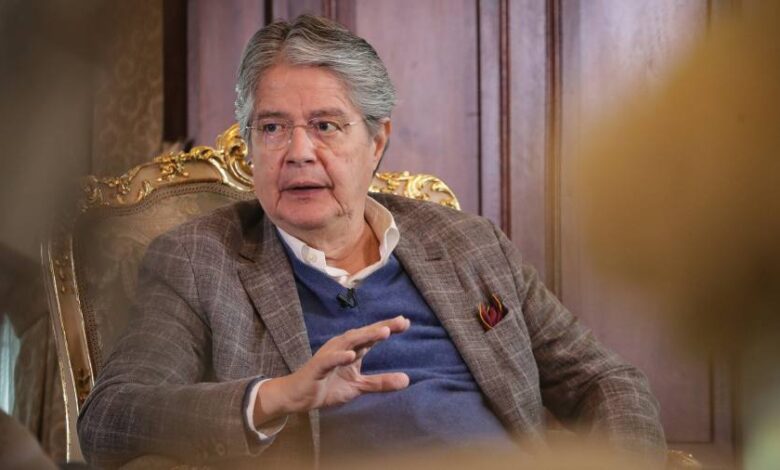 رئيس الإكوادور يتعهد بحل الكونجرس إذا حاول عزله