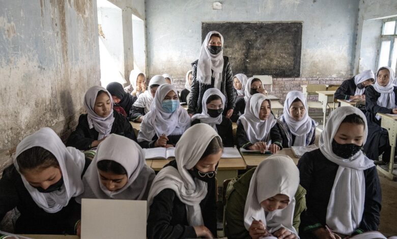 علماء الدين الأفغان ينتقدون الحظر المفروض على تعليم الفتيات