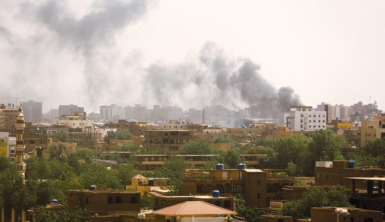 أعمدة الدخان تتصاعد في العاصمة جرّاء القصف. رويترز