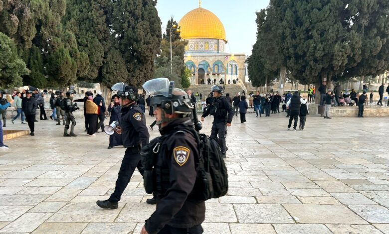 لماذا هاجمت إسرائيل المصلين في المسجد الأقصى؟