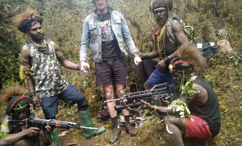 مهاجمون مسلحون يهاجمون القوات الإندونيسية المنتشرة لإنقاذ طيار نيوزيلندي